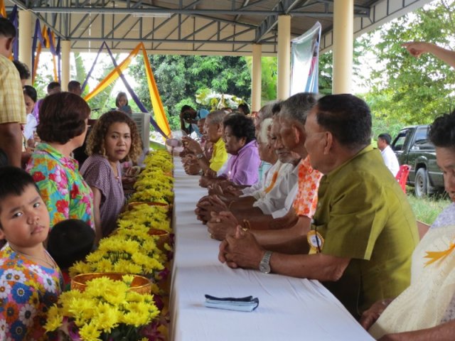 กิจกรรมรดน้ำขอพรผู้สูงอายุและทอดผ้าป่าสามัคคี