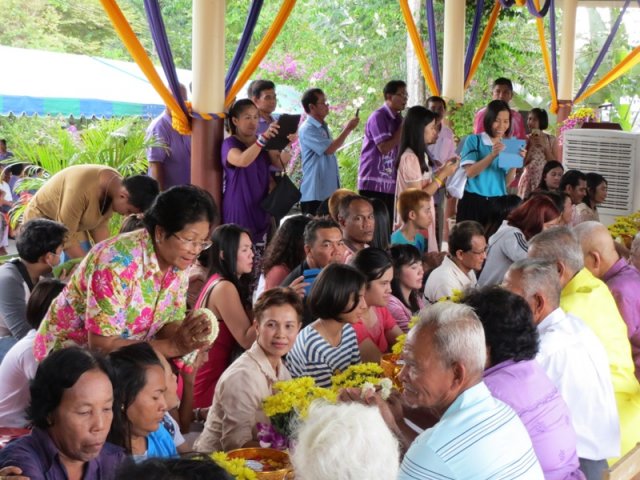 กิจกรรมรดน้ำขอพรผู้สูงอายุและทอดผ้าป่าสามัคคี