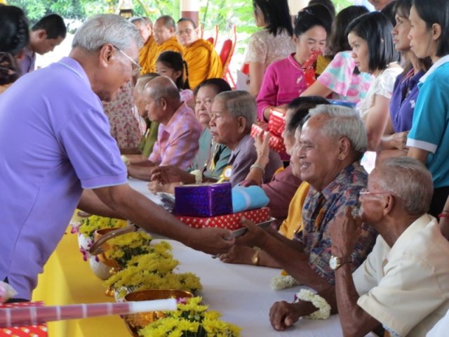 กิจกรรมรดน้ำขอพรผู้สูงอายุและทอดผ้าป่าสามัคคี