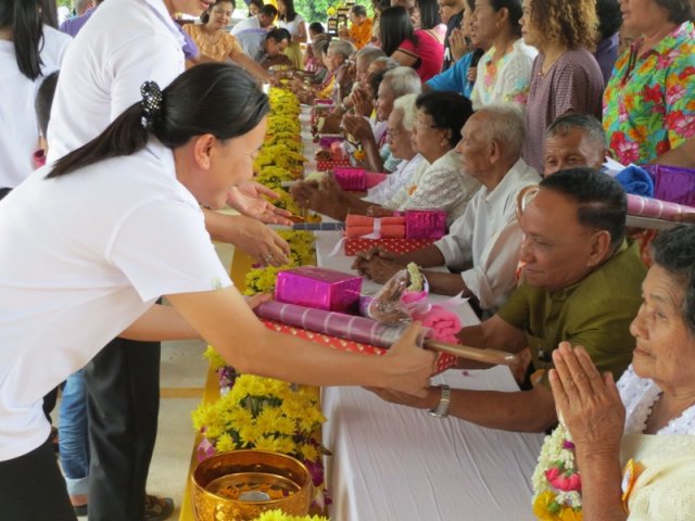 กิจกรรมรดน้ำขอพรผู้สูงอายุและทอดผ้าป่าสามัคคี