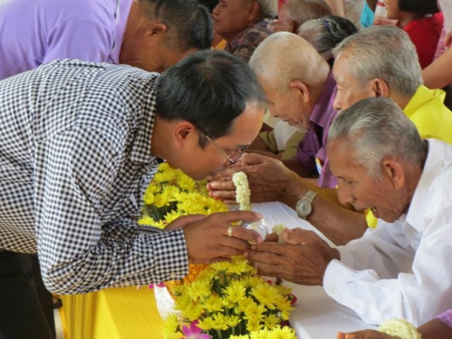 กิจกรรมรดน้ำขอพรผู้สูงอายุและทอดผ้าป่าสามัคคี