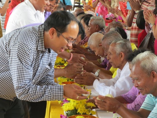 กิจกรรมรดน้ำขอพรผู้สูงอายุและทอดผ้าป่าสามัคคี
