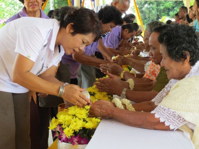 กิจกรรมรดน้ำขอพรผู้สูงอายุและทอดผ้าป่าสามัคคี