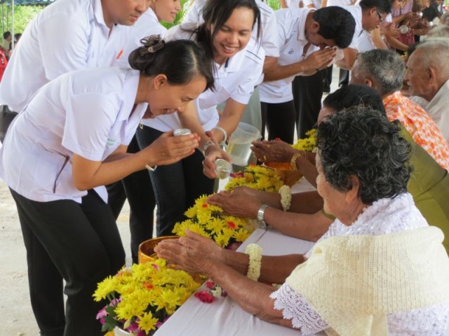 กิจกรรมรดน้ำขอพรผู้สูงอายุและทอดผ้าป่าสามัคคี