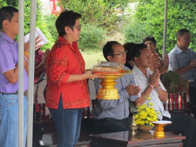กิจกรรมรดน้ำขอพรผู้สูงอายุและทอดผ้าป่าสามัคคี